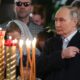 El presidente ruso, Vladimir Putin, asiste a la misa de Navidad ortodoxa en una iglesia del Parque de la Victoria en Moscú. EFE/EPA/VYACHESLAV PROKOFIEV / SPUTNIK / GRUPO DEL KREMLIN