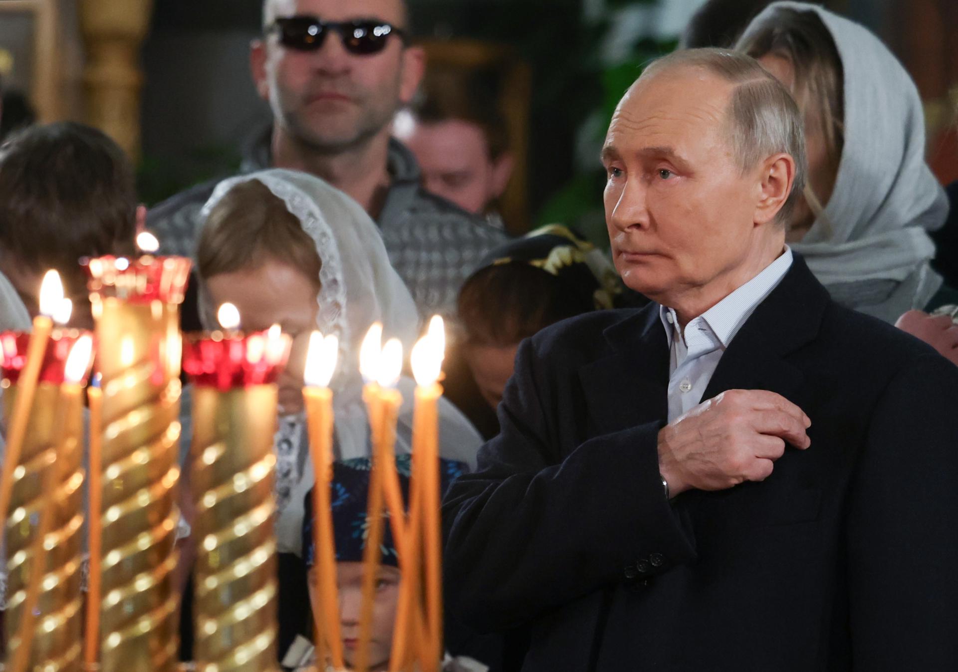 El presidente ruso, Vladimir Putin, asiste a la misa de Navidad ortodoxa en una iglesia del Parque de la Victoria en Moscú. EFE/EPA/VYACHESLAV PROKOFIEV / SPUTNIK / GRUPO DEL KREMLIN