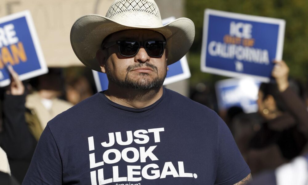 Fotografía de archivo de un hombre con una camiseta en la que se lee "Solo parezco ilegal", durante una manifestación en protesta contra las propuestas que está discutiendo la Administración entrante de Donald Trump para la deportación generalizada de inmigrantes, en el Capitolio del Estado en Sacramento, California, EE. UU., el 2 de diciembre de 2024. EFE/EPA/John G. Mabanglo