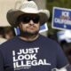 Fotografía de archivo de un hombre con una camiseta en la que se lee "Solo parezco ilegal", durante una manifestación en protesta contra las propuestas que está discutiendo la Administración entrante de Donald Trump para la deportación generalizada de inmigrantes, en el Capitolio del Estado en Sacramento, California, EE. UU., el 2 de diciembre de 2024. EFE/EPA/John G. Mabanglo