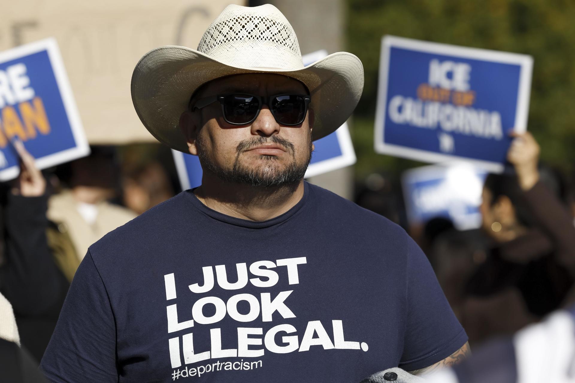 Fotografía de archivo de un hombre con una camiseta en la que se lee "Solo parezco ilegal", durante una manifestación en protesta contra las propuestas que está discutiendo la Administración entrante de Donald Trump para la deportación generalizada de inmigrantes, en el Capitolio del Estado en Sacramento, California, EE. UU., el 2 de diciembre de 2024. EFE/EPA/John G. Mabanglo