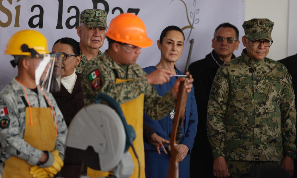 La presidenta de México, Claudia Sheinbaum (c), participa en un evento este viernes, en Ciudad de México (México). EFE/ Sáshenka Gutiérrez