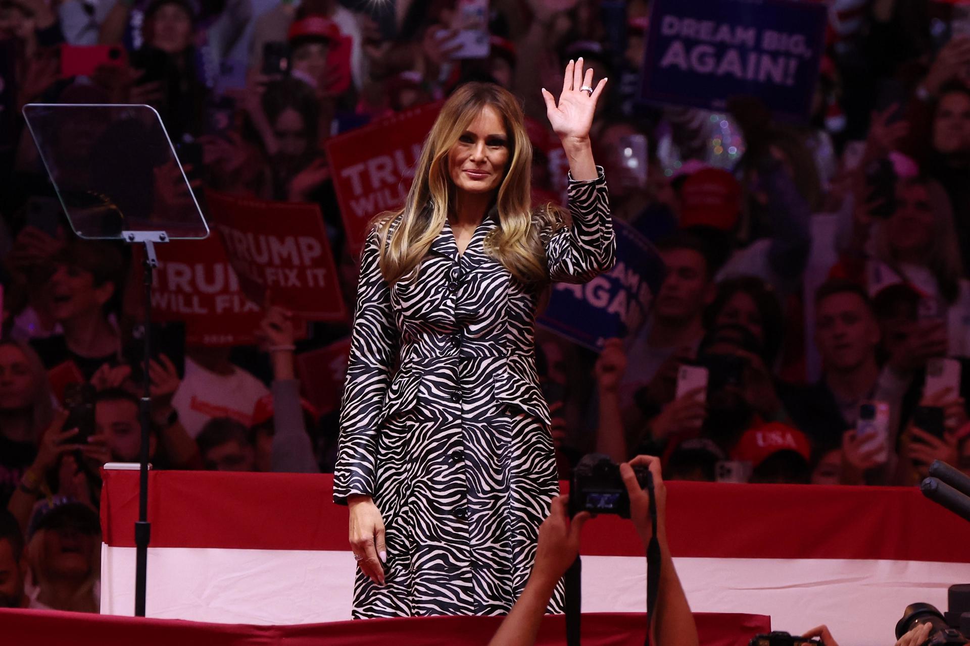 Fotografía de archivo del 27 de noviembre de 2024 de Melania Trump, esposa del presidente electo estadounidense Donald Trump, saludando en el Madison Square Garden de Nueva York (Estados Unidos). EFE/EPA/SARAH YENESEL ARCHIVO