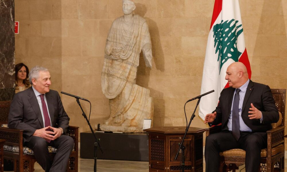 El Ministro de Asuntos Exteriores de Italia, Antonio Tajani (I), habla con el Presidente del Líbano, Joseph Aoun (D), durante su reunión en Beirut, Líbano, el 10 de enero de 2025. Joseph Aoun fue elegido presidente del Líbano el 09 de enero de 2025, después de un estancamiento político de dos años que dejó al país sin presidente desde 2022. (Italia, Líbano) EFE/EPA/GIUSEPPE LAMI