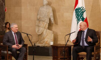 El Ministro de Asuntos Exteriores de Italia, Antonio Tajani (I), habla con el Presidente del Líbano, Joseph Aoun (D), durante su reunión en Beirut, Líbano, el 10 de enero de 2025. Joseph Aoun fue elegido presidente del Líbano el 09 de enero de 2025, después de un estancamiento político de dos años que dejó al país sin presidente desde 2022. (Italia, Líbano) EFE/EPA/GIUSEPPE LAMI