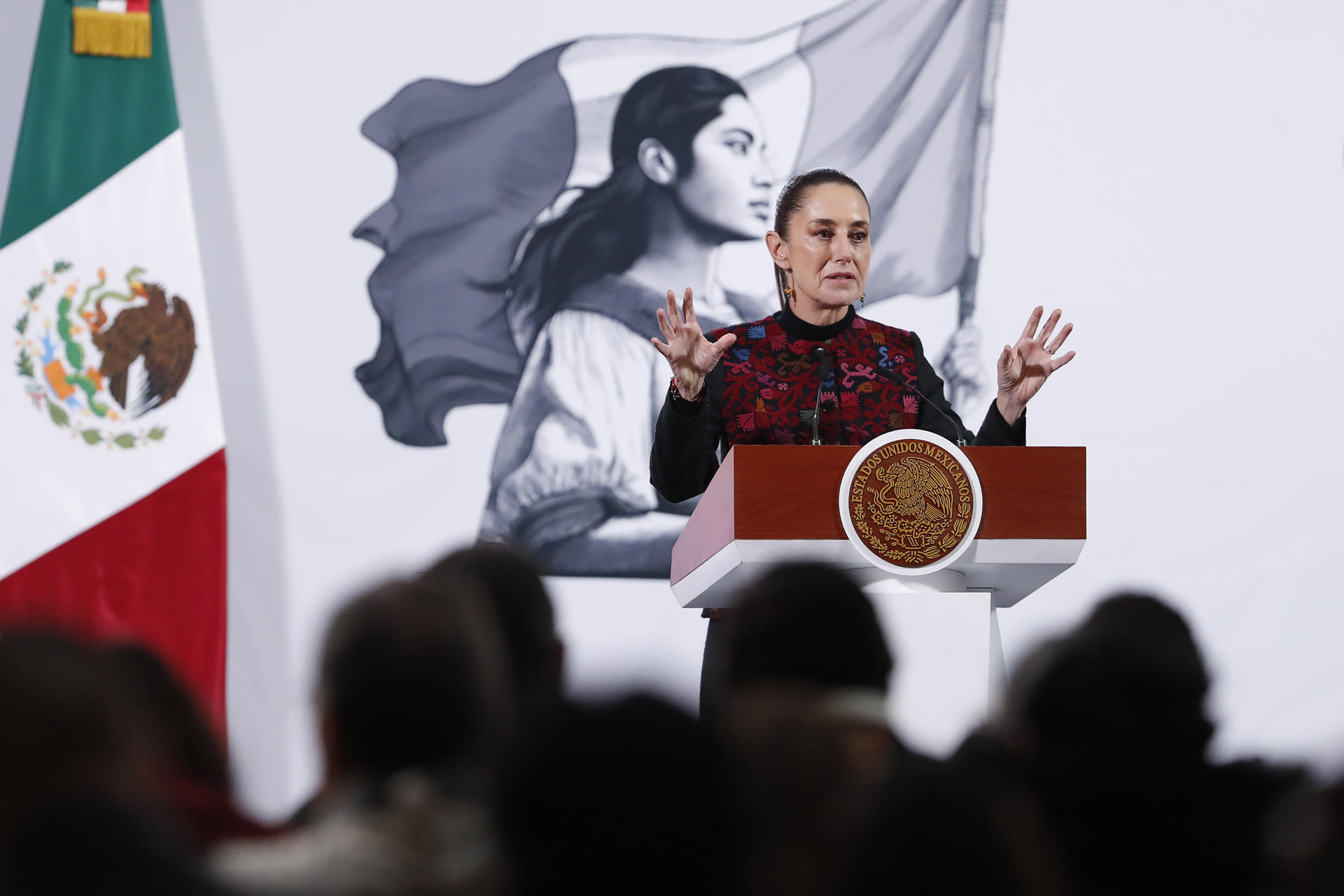 La presidenta de México, Claudia Sheinbaum, habla durante una rueda de prensa este miércoles, en el Palacio Nacional de la Ciudad de México (México). EFE/ Mario Guzmán