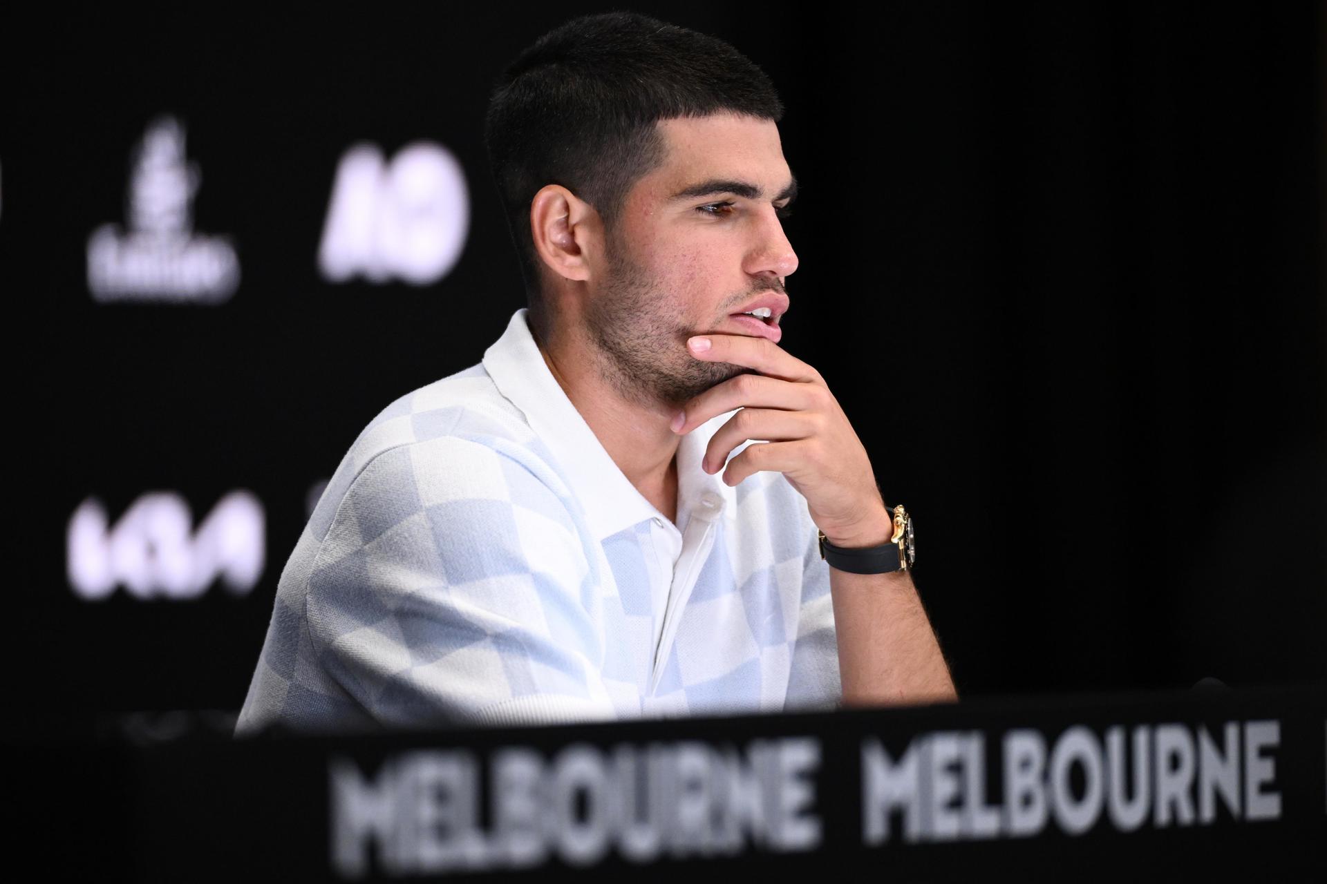 Carlos Alcaraz durante una conferencia de prensa en Melbourne. EFE/EPA/JOEL CARRETT