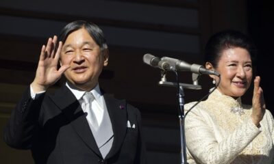 El emperador japonés Naruhito y la emperatriz Masako saludan durante la aparición pública de la familia real para las celebraciones de Año Nuevo en el Palacio Imperial en Tokio, Japón, 02 de enero de 2025. 
 EFE/EPA/Eugene Hoshiko / POOL