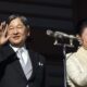 El emperador japonés Naruhito y la emperatriz Masako saludan durante la aparición pública de la familia real para las celebraciones de Año Nuevo en el Palacio Imperial en Tokio, Japón, 02 de enero de 2025. 
 EFE/EPA/Eugene Hoshiko / POOL