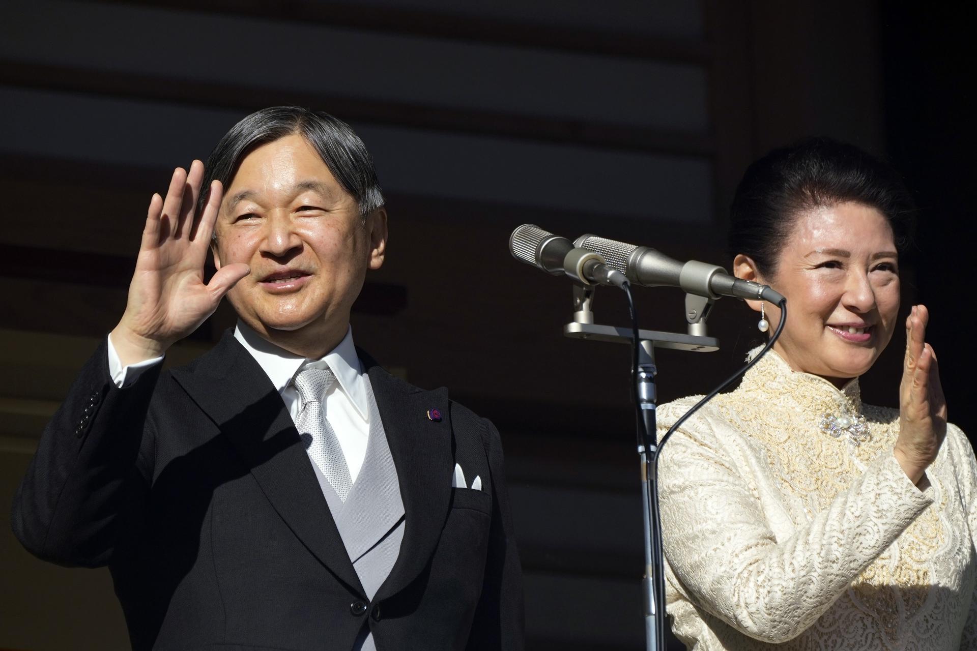 El emperador japonés Naruhito y la emperatriz Masako saludan durante la aparición pública de la familia real para las celebraciones de Año Nuevo en el Palacio Imperial en Tokio, Japón, 02 de enero de 2025. 
 EFE/EPA/Eugene Hoshiko / POOL