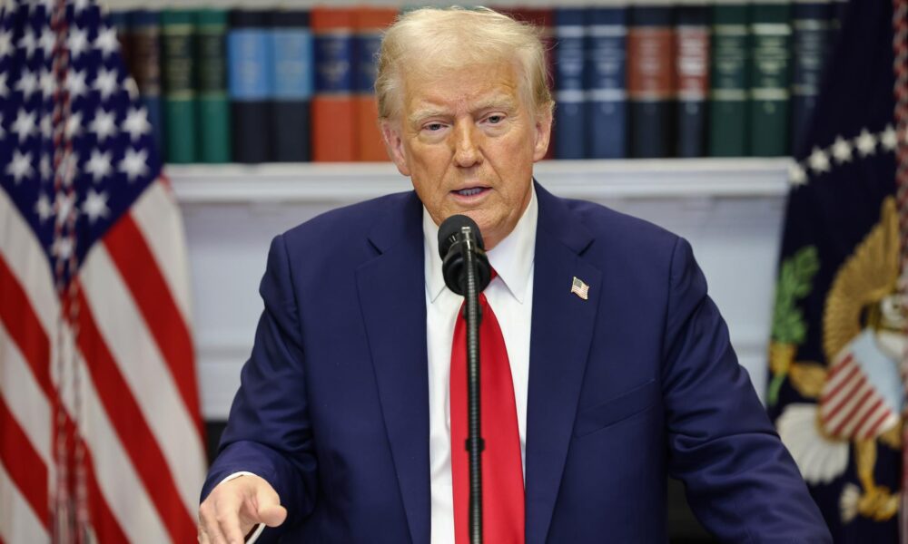 El presidente de Estados Unidos, Donald Trump, pronuncia un discurso sobre la infraestructura de inteligencia artificial (IA) en la Sala Roosevelt de la Casa Blanca en Washington DC. EFE/EPA/AARON SCHWARTZ / POOL