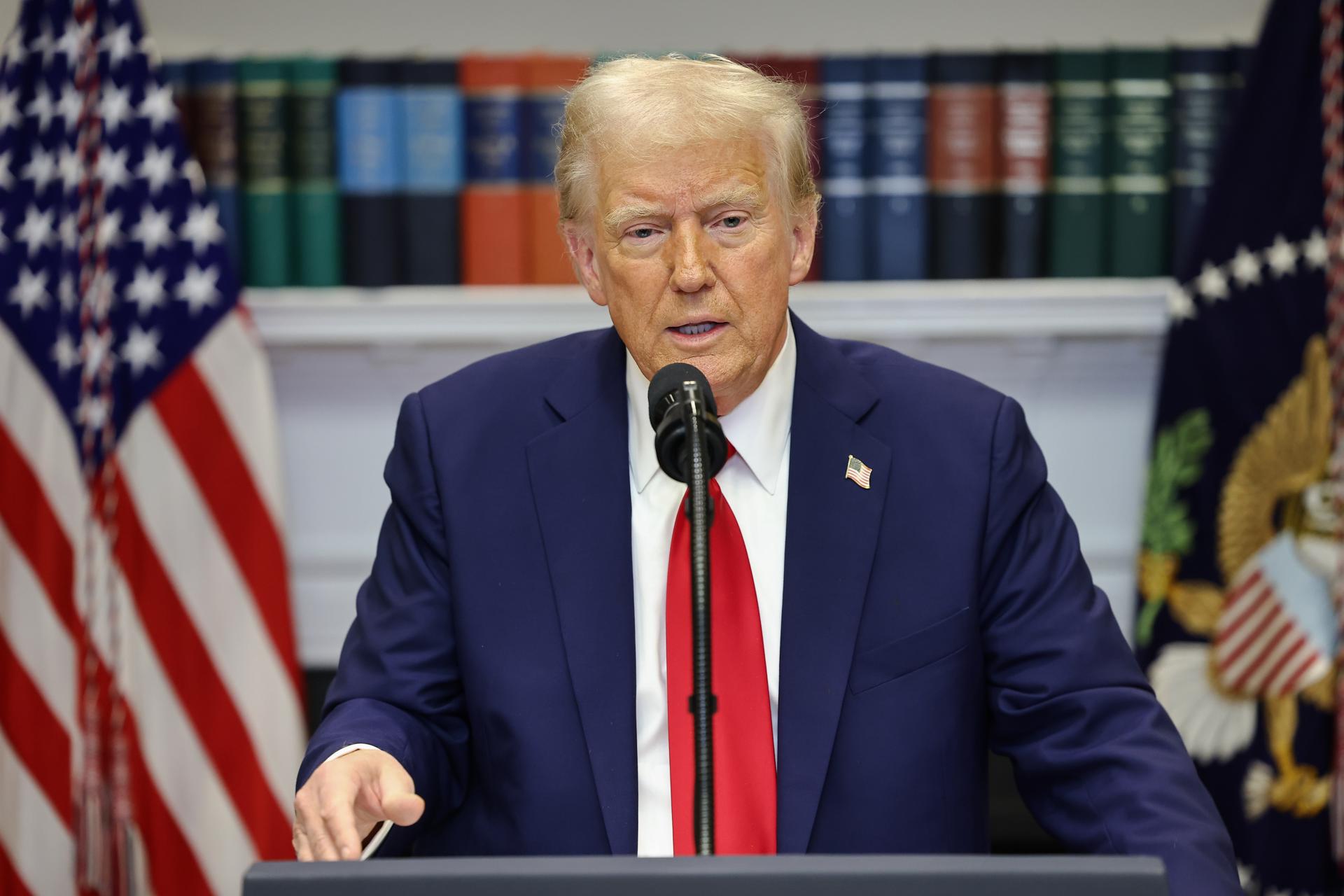 El presidente de Estados Unidos, Donald Trump, pronuncia un discurso sobre la infraestructura de inteligencia artificial (IA) en la Sala Roosevelt de la Casa Blanca en Washington DC. EFE/EPA/AARON SCHWARTZ / POOL