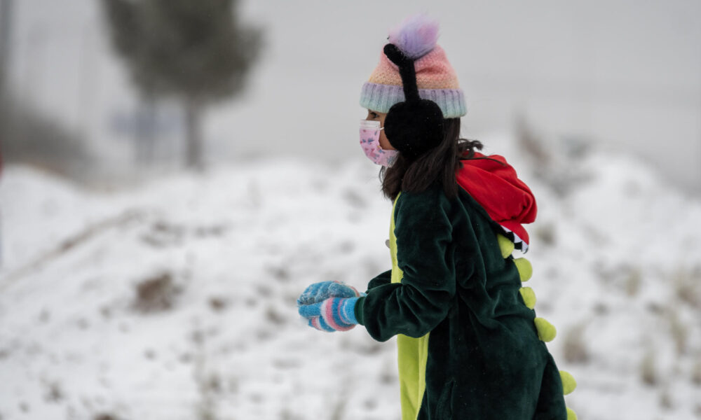 Una niña juega nieve ocasionada por el impacto de un frente frio este martes, en la ciudad de Saltillo (México). EFE/ Miguel Sierra