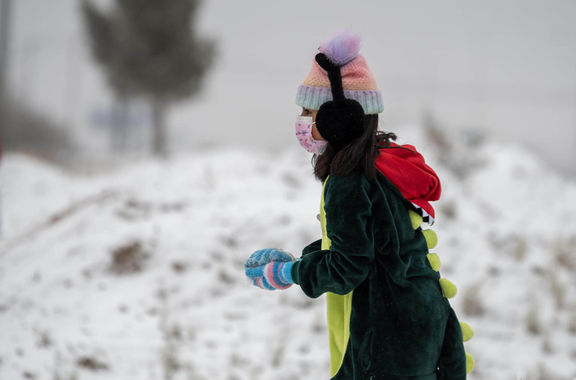 Una niña juega nieve ocasionada por el impacto de un frente frio este martes, en la ciudad de Saltillo (México). EFE/ Miguel Sierra