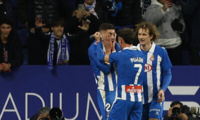 Roberto Fernández celebra el 2-1 con Javi Puado y Alex Král. EFE/Quique García