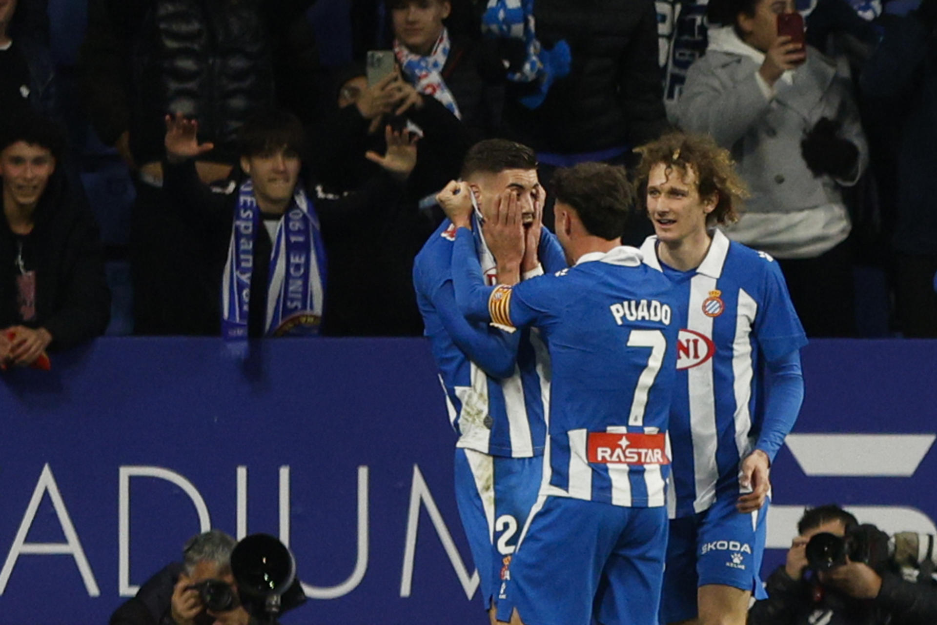 Roberto Fernández celebra el 2-1 con Javi Puado y Alex Král. EFE/Quique García