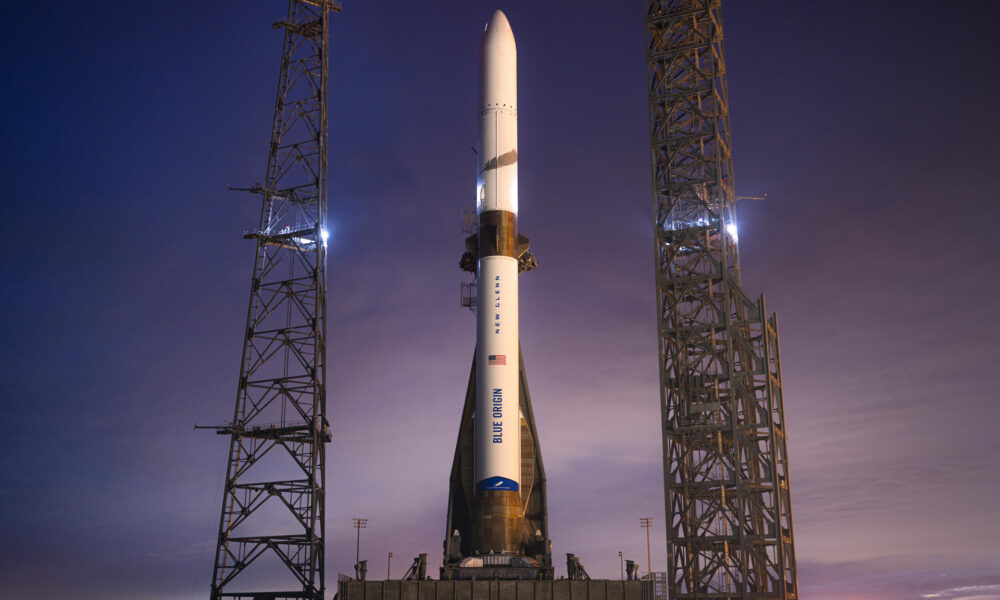 Fotografía cedida sin fechar por Blue Origin del cohete para cargas pesadas New Glenn en la plataforma de lanzamiento del Complejo de Lanzamiento 36 en Cabo Cañaveral, Florida (EE.UU.). EEFE/Blue Origin