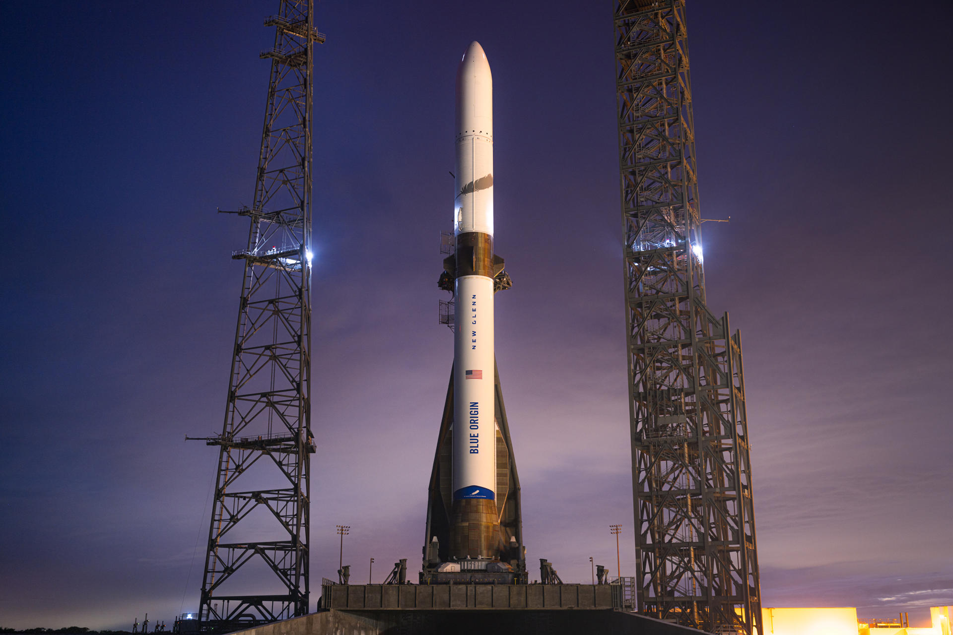 Fotografía cedida sin fechar por Blue Origin del cohete para cargas pesadas New Glenn en la plataforma de lanzamiento del Complejo de Lanzamiento 36 en Cabo Cañaveral, Florida (EE.UU.). EEFE/Blue Origin