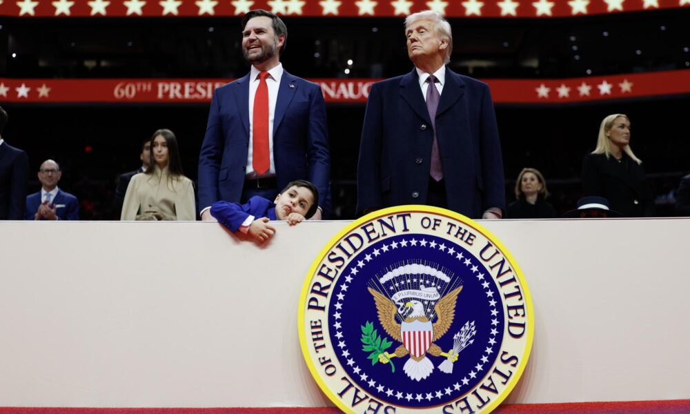 El vicepresidente de Estados Unidos, J.D. Vance (izq.) y el presidente de Estados Unidos, Donald Trump (der.), observan durante un desfile inaugural en el interior del Capital One Arena en Washington. EFE/EPA/ANNA MONEYMAKER / POOL