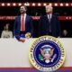 El vicepresidente de Estados Unidos, J.D. Vance (izq.) y el presidente de Estados Unidos, Donald Trump (der.), observan durante un desfile inaugural en el interior del Capital One Arena en Washington. EFE/EPA/ANNA MONEYMAKER / POOL