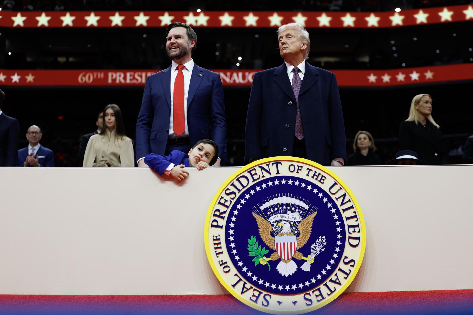 El vicepresidente de Estados Unidos, J.D. Vance (izq.) y el presidente de Estados Unidos, Donald Trump (der.), observan durante un desfile inaugural en el interior del Capital One Arena en Washington. EFE/EPA/ANNA MONEYMAKER / POOL