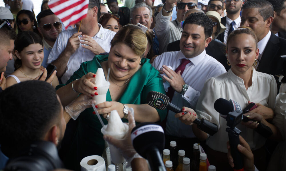 Fotografía de archivo del pasado 2 de enero de la gobernadora de Puerto Rico Jenniffer González (i) mientras recibe un limber (paleta helada) de coco luego de su investidura frente al Capitolio en San Juan (Puerto Rico). EFE/ Thais Llorca