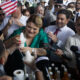 Fotografía de archivo del pasado 2 de enero de la gobernadora de Puerto Rico Jenniffer González (i) mientras recibe un limber (paleta helada) de coco luego de su investidura frente al Capitolio en San Juan (Puerto Rico). EFE/ Thais Llorca