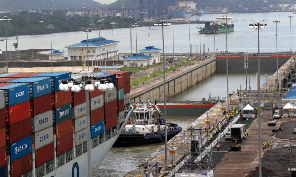 Fotografía de archivo del buque Cosco Houston al realizar un tránsito de prueba por la esclusa de Cocolí (Pacífico) en el Canal Ampliado de Panamá. EFE/Alejandro Bolívar