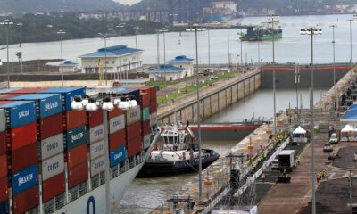 Fotografía de archivo del buque Cosco Houston al realizar un tránsito de prueba por la esclusa de Cocolí (Pacífico) en el Canal Ampliado de Panamá. EFE/Alejandro Bolívar