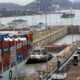 Fotografía de archivo del buque Cosco Houston al realizar un tránsito de prueba por la esclusa de Cocolí (Pacífico) en el Canal Ampliado de Panamá. EFE/Alejandro Bolívar