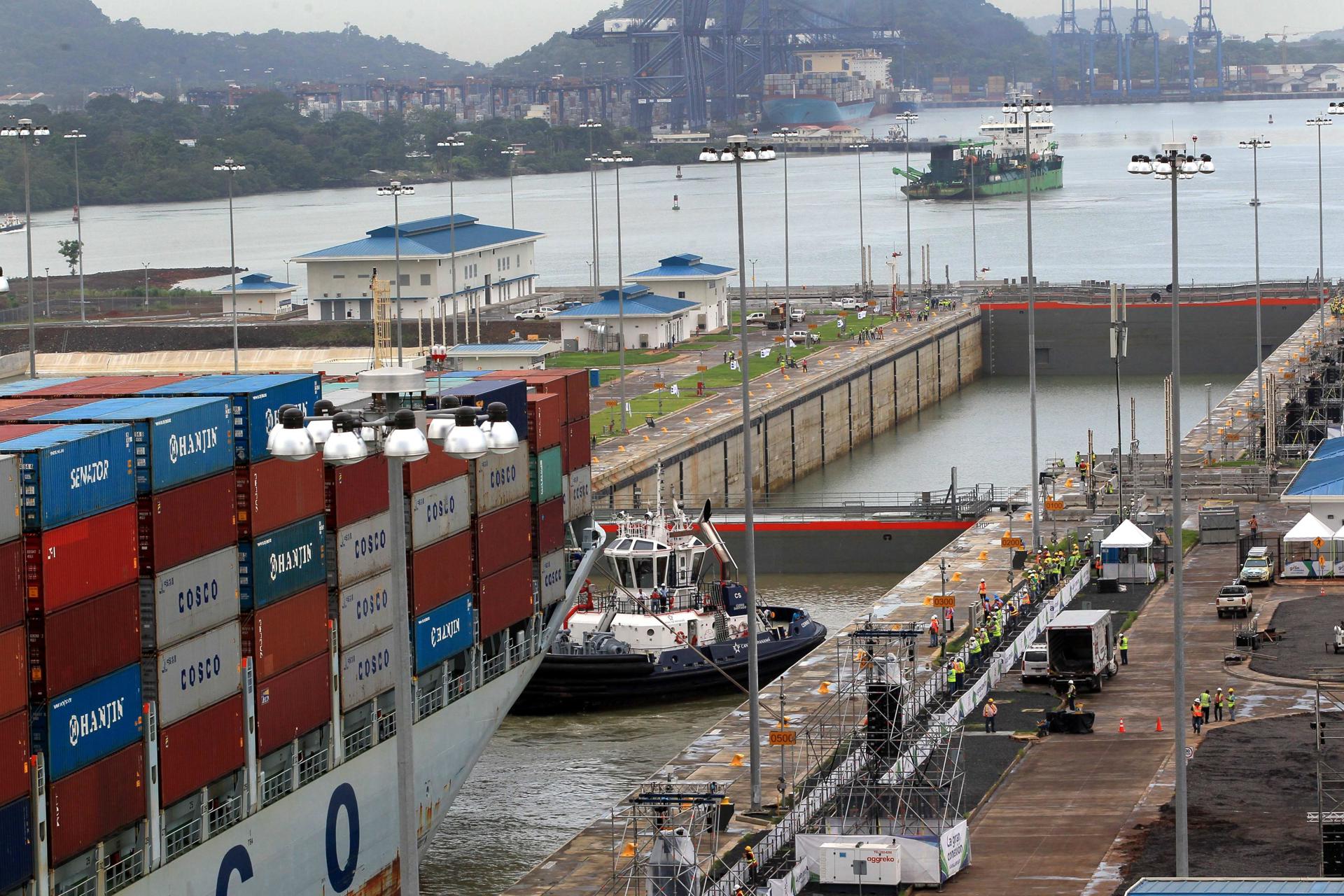 Fotografía de archivo del buque Cosco Houston al realizar un tránsito de prueba por la esclusa de Cocolí (Pacífico) en el Canal Ampliado de Panamá. EFE/Alejandro Bolívar