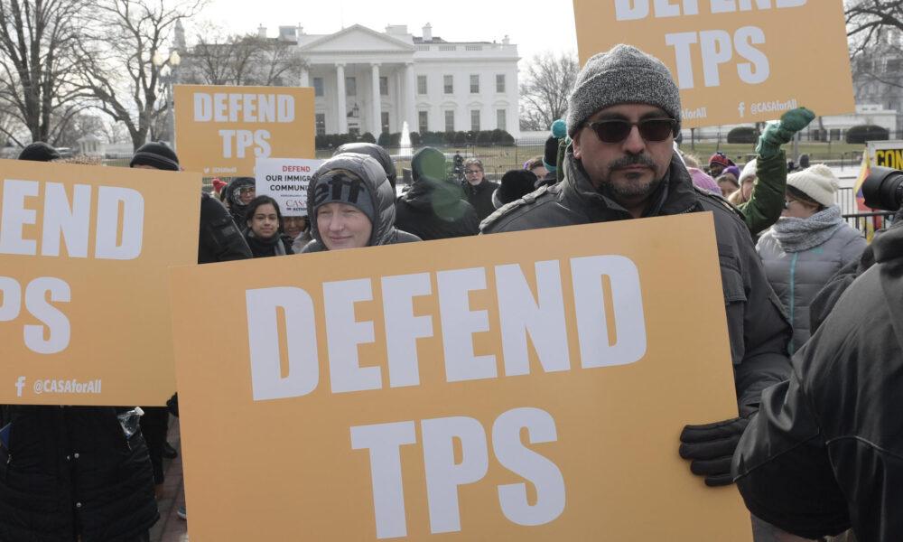 Activistas pro inmigración, líderes comunitarios e inmigrantes protestan frente a la Casa Blanca, en Washington (Estados Unidos), contra la cancelación del estatus de protección temporal (TPS) a los salvadoreños. Imagen de archivo. EFE/Lenin Nolly