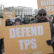 Activistas pro inmigración, líderes comunitarios e inmigrantes protestan frente a la Casa Blanca, en Washington (Estados Unidos), contra la cancelación del estatus de protección temporal (TPS) a los salvadoreños. Imagen de archivo. EFE/Lenin Nolly