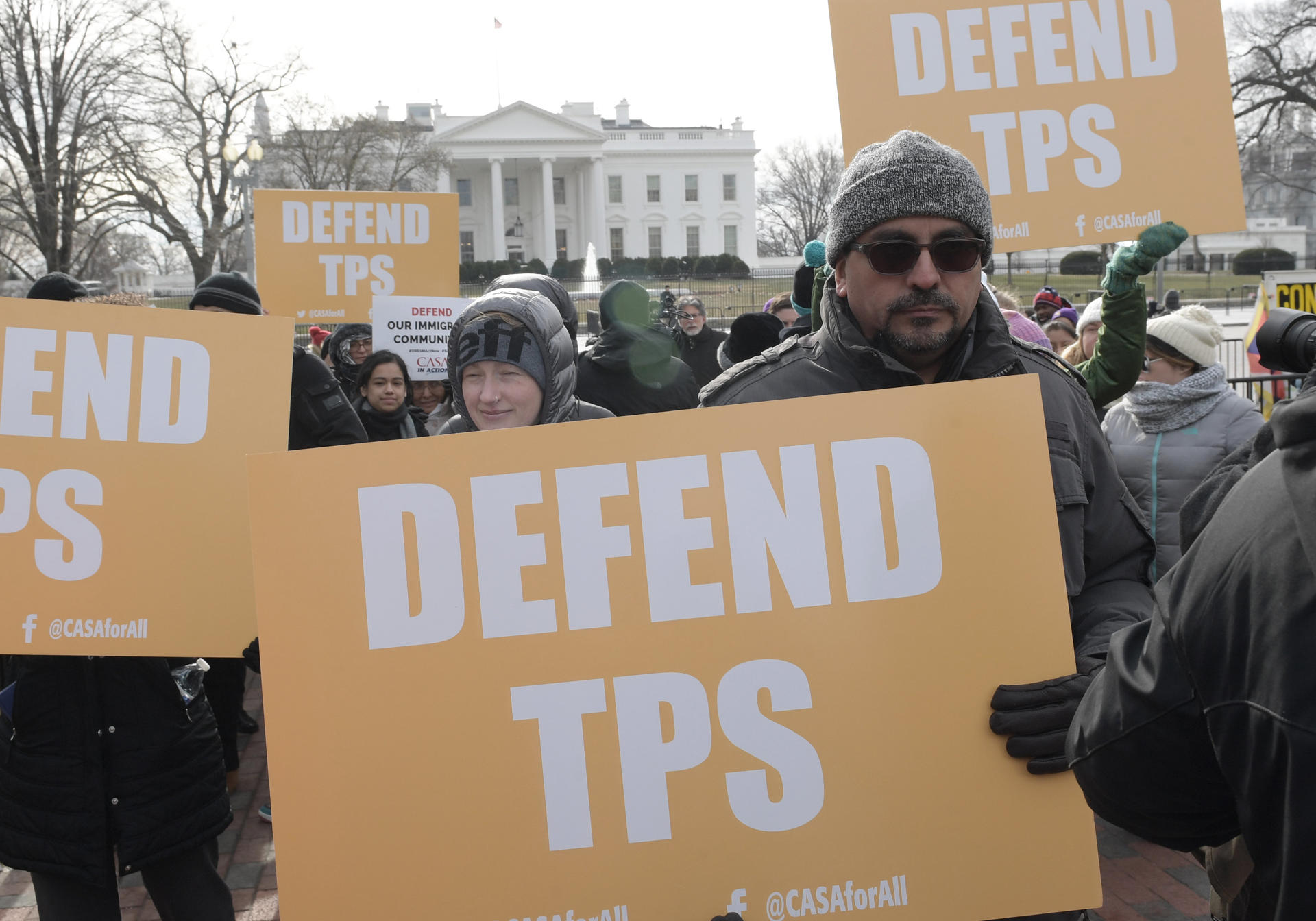 Activistas pro inmigración, líderes comunitarios e inmigrantes protestan frente a la Casa Blanca, en Washington (Estados Unidos), contra la cancelación del estatus de protección temporal (TPS) a los salvadoreños. Imagen de archivo. EFE/Lenin Nolly