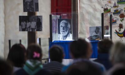 Fotografía de archivo de varias personas que participan en una homilía en honor al fallecido poeta y escritor Ernesto Cardenal, el 7 de marzo de 2020, en la comunidad de Solentiname (Nicaragua). EFE/Jorge Torres