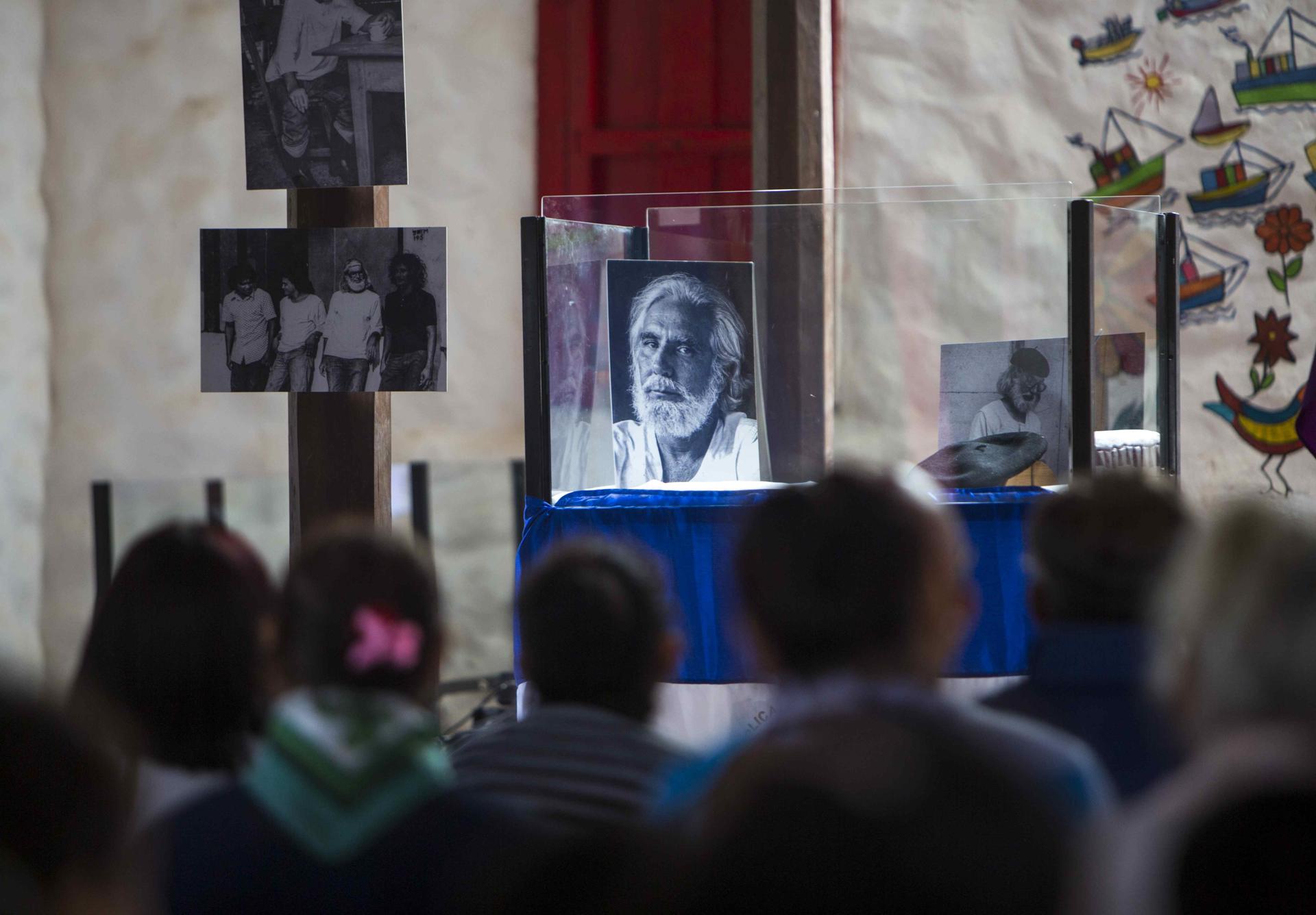 Fotografía de archivo de varias personas que participan en una homilía en honor al fallecido poeta y escritor Ernesto Cardenal, el 7 de marzo de 2020, en la comunidad de Solentiname (Nicaragua). EFE/Jorge Torres