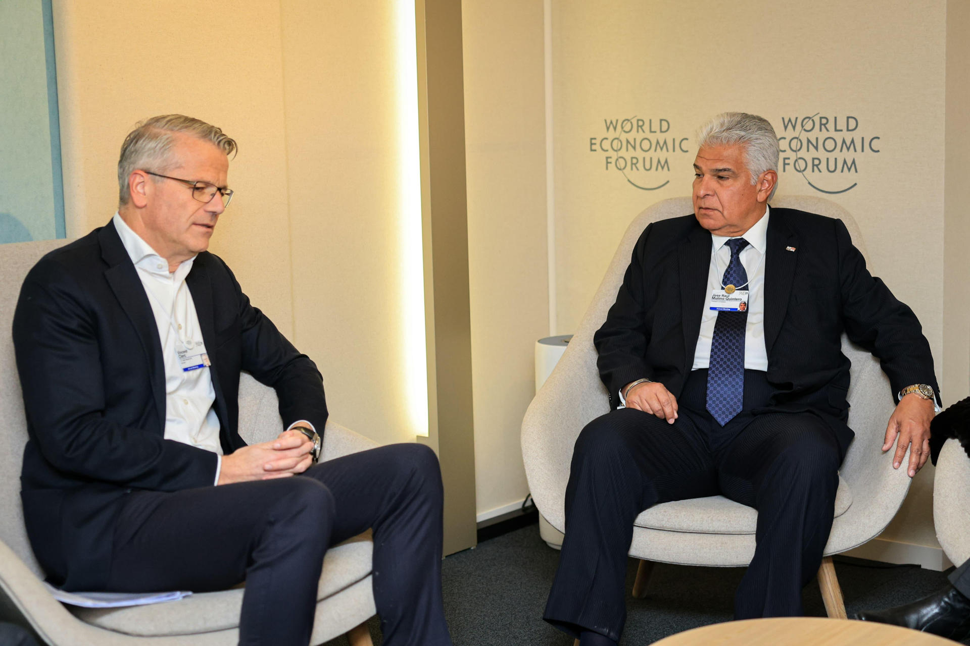 Fotografía cedida por la presidencia de Panamá del mandatario de panameño, José Raúl Mulino, y el director ejecutivo de la empresa logística y de transporte marítimo A.P. Moller - Maersk, Vincent Clerc, durante una reunión este martes, en Davos (Suiza).EFE/ Presidencia de Panamá