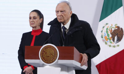 El fiscal general de México, Alejandro Gertz Manero, habla durante una rueda de prensa este jueves, en el Palacio Nacional de la Ciudad de México (México). EFE/ Mario Guzmán