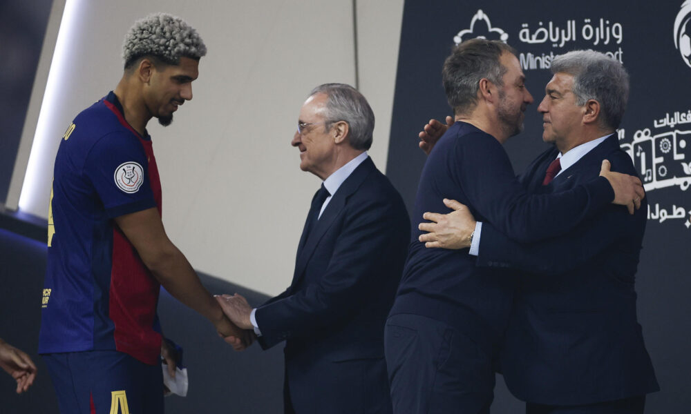 El presidente del FC Barcelona Joan Laporta (d) saluda a su entrenador Hans-Dieter Flick tras la final de la Supercopa de España de fútbol entre el Real Madrid y el FC Barcelona, este domingo en Yeda, Arabia Saudí. EFE/ Alberto Estévez