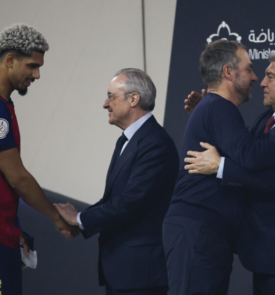 El presidente del FC Barcelona Joan Laporta (d) saluda a su entrenador Hans-Dieter Flick tras la final de la Supercopa de España de fútbol entre el Real Madrid y el FC Barcelona, este domingo en Yeda, Arabia Saudí. EFE/ Alberto Estévez