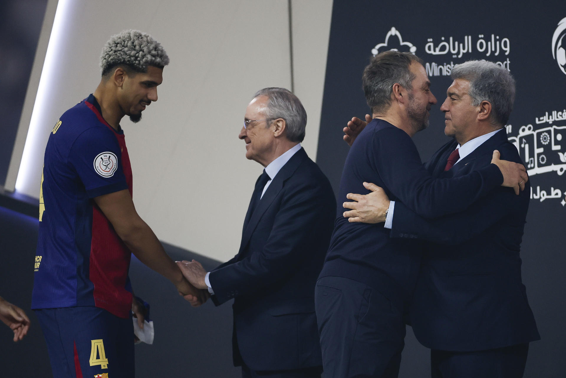 El presidente del FC Barcelona Joan Laporta (d) saluda a su entrenador Hans-Dieter Flick tras la final de la Supercopa de España de fútbol entre el Real Madrid y el FC Barcelona, este domingo en Yeda, Arabia Saudí. EFE/ Alberto Estévez