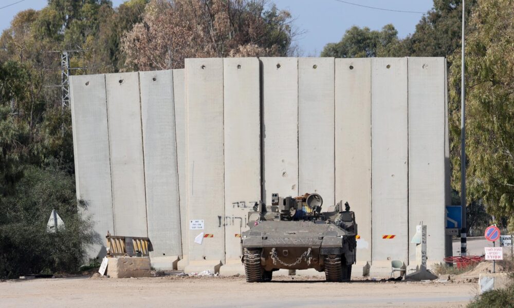 Gaza Border (Israel), 19/01/2025.- Un blindado israelí frente al muro que separa la Franja de Gaza y el Estado de Israel. EFE/EPA/ABIR SULTAN