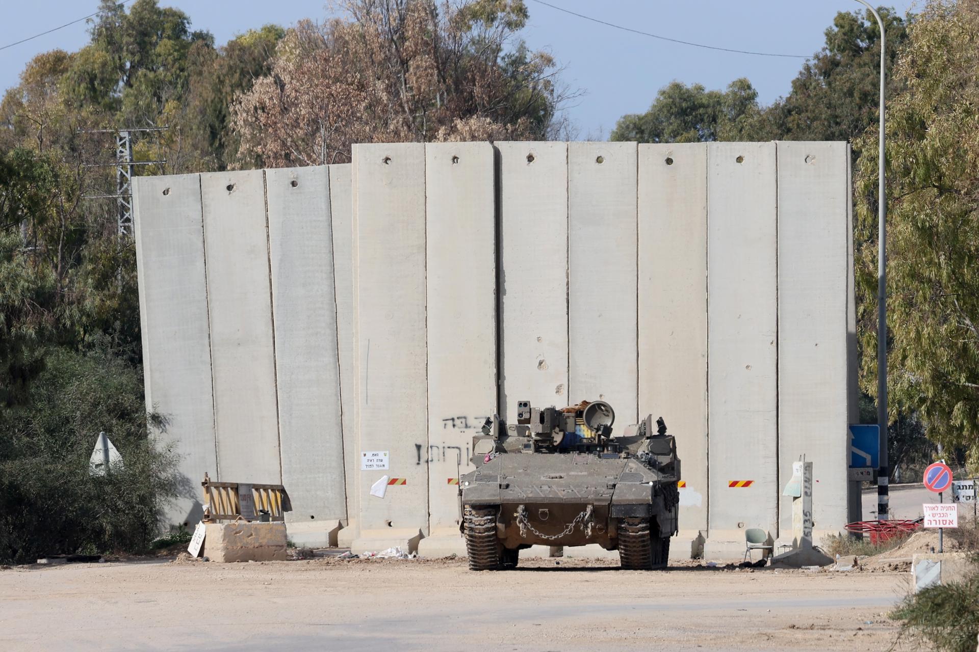 Gaza Border (Israel), 19/01/2025.- Un blindado israelí frente al muro que separa la Franja de Gaza y el Estado de Israel. EFE/EPA/ABIR SULTAN