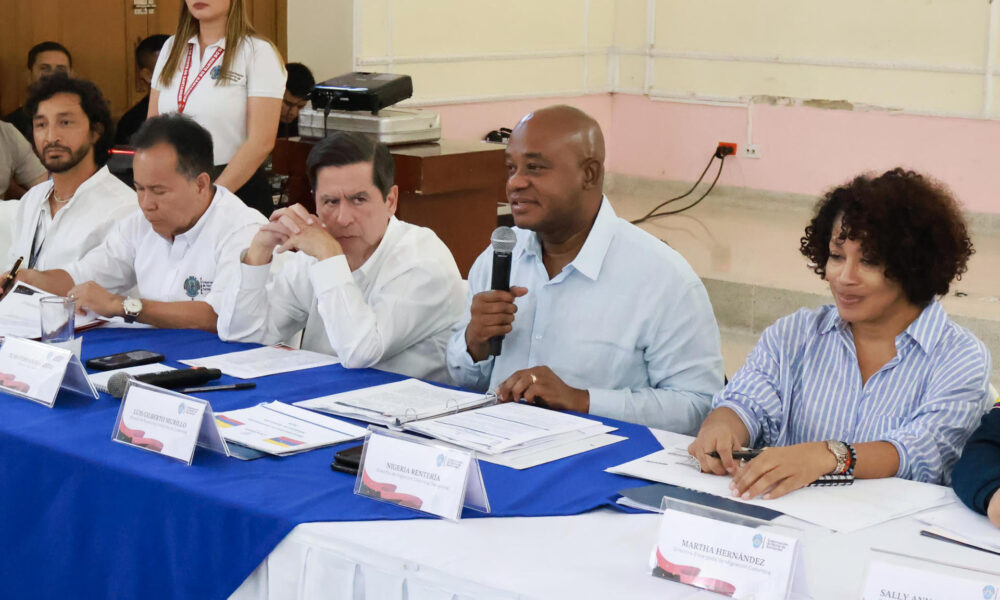 Fotografía cedida este viernes por la Cancillería de Colombia que muestra al canciller Luis Gilberto Murillo (2-d) y al ministro de Interior, Juan Fernando Cristo (c), durante una reunión este viernes en Cúcuta (Colombia). EFE/ Cancillería de Colombia