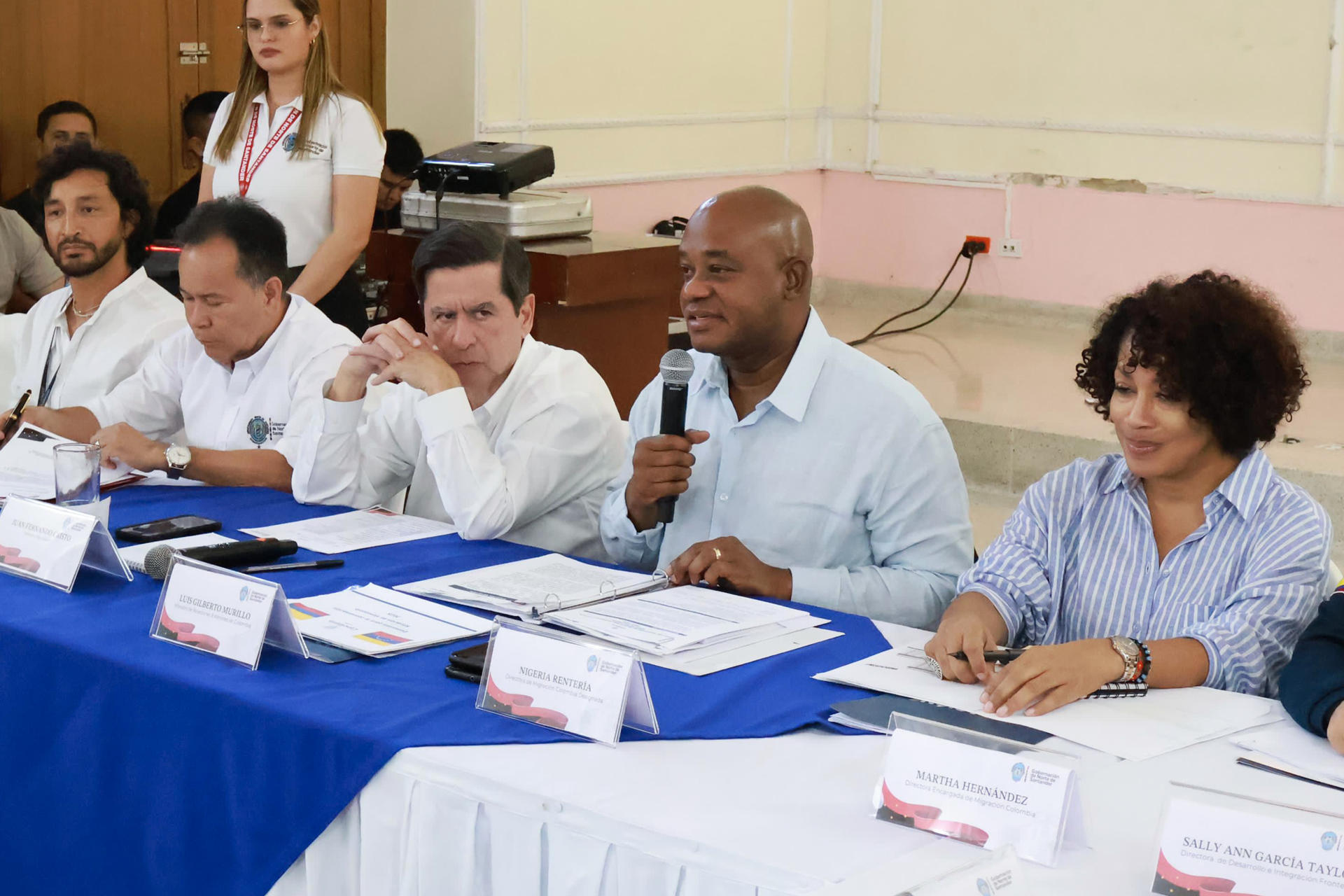 Fotografía cedida este viernes por la Cancillería de Colombia que muestra al canciller Luis Gilberto Murillo (2-d) y al ministro de Interior, Juan Fernando Cristo (c), durante una reunión este viernes en Cúcuta (Colombia). EFE/ Cancillería de Colombia