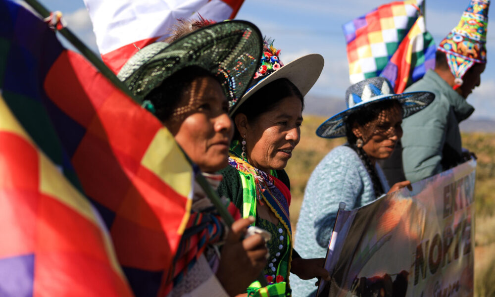 Mujeres aymara simpatizantes del expresidente de Bolivia Evo Morales (2006-2019) sostienen banderas durante una movilización este domingo en Calamarca (Bolivia). EFE/ Gabriel Márquez