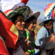 Mujeres aymara simpatizantes del expresidente de Bolivia Evo Morales (2006-2019) sostienen banderas durante una movilización este domingo en Calamarca (Bolivia). EFE/ Gabriel Márquez