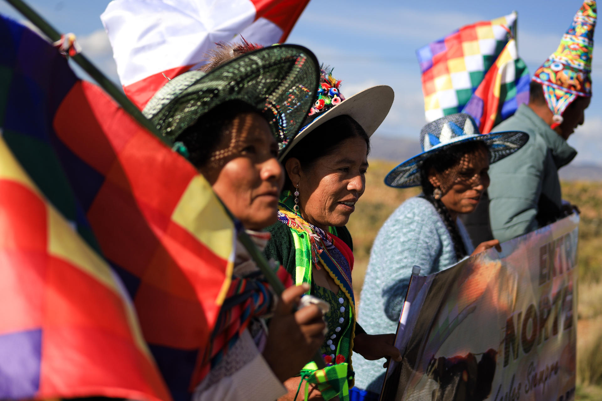 Mujeres aymara simpatizantes del expresidente de Bolivia Evo Morales (2006-2019) sostienen banderas durante una movilización este domingo en Calamarca (Bolivia). EFE/ Gabriel Márquez