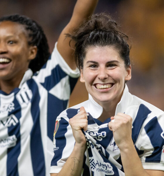 Lucia Garcia de Rayadas celebra el título del torneo Apertura al finalizar el partido del Torneo Apertura 2024 de la Liga MX Femenil entre Rayadas y Tigres, en el estadio BBVA de la ciudad de Monterrey (México). Imagen de archivo. EFE/ Miguel Sierra