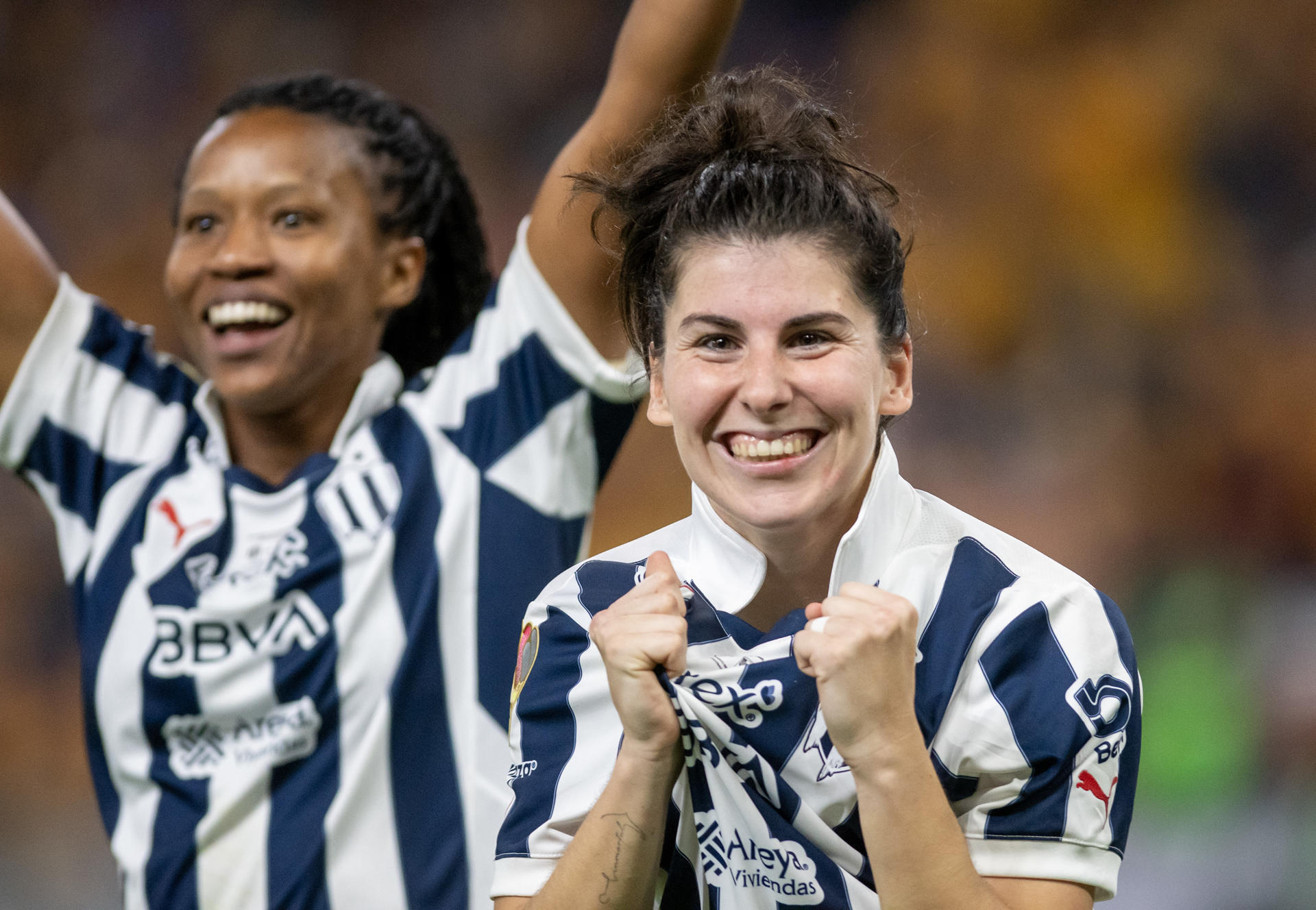 Lucia Garcia de Rayadas celebra el título del torneo Apertura al finalizar el partido del Torneo Apertura 2024 de la Liga MX Femenil entre Rayadas y Tigres, en el estadio BBVA de la ciudad de Monterrey (México). Imagen de archivo. EFE/ Miguel Sierra